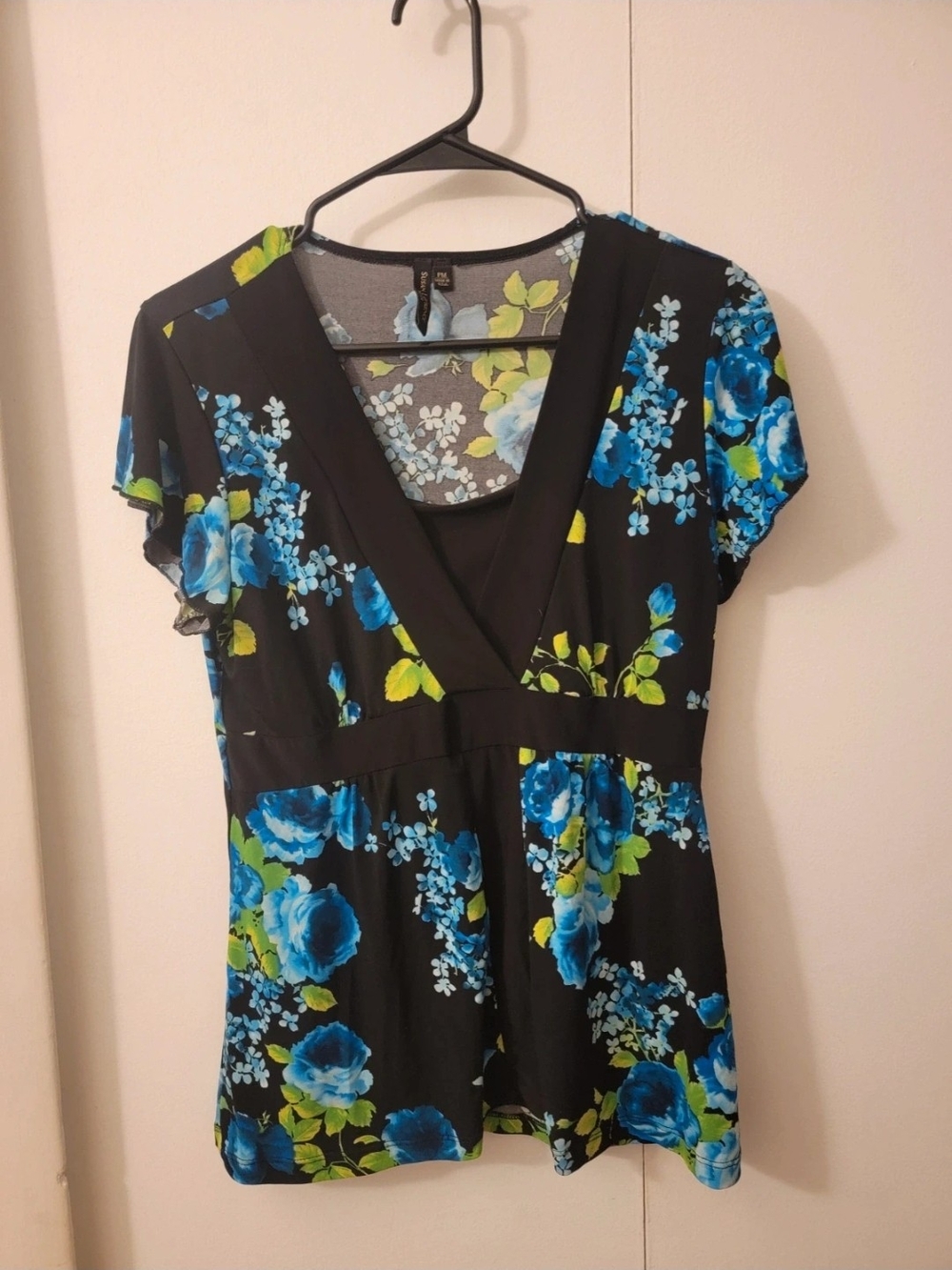 Susan Lawrence Black V-Neck Short Sleeve Top with Blue Floral Print